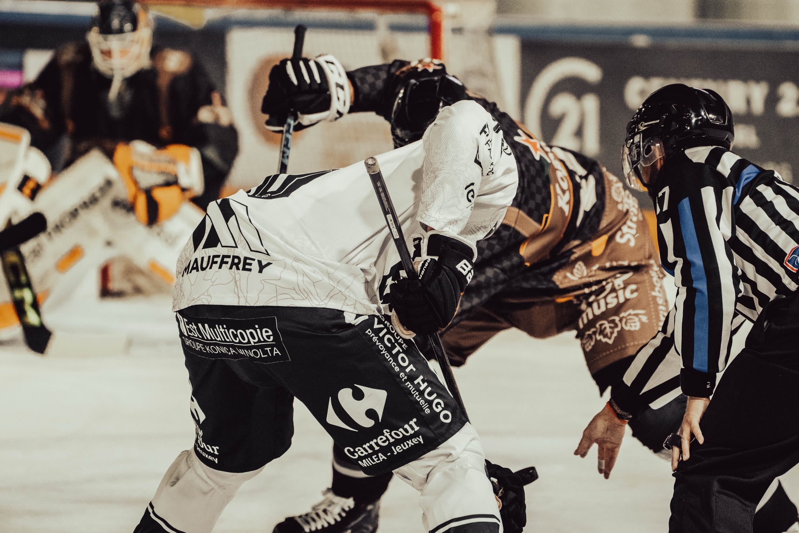 Engagement pendant un match de hockey sur glace, face au gardien