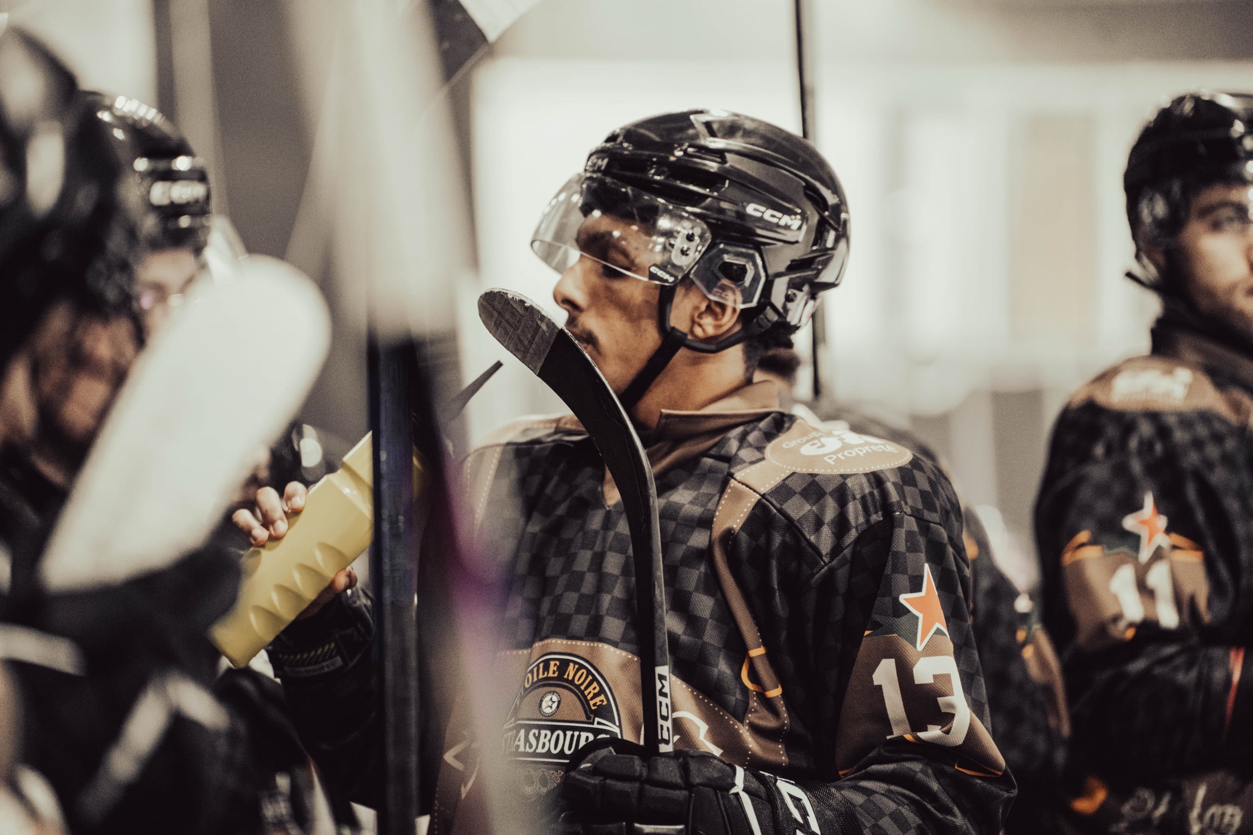 Joueur de hockey sur glace qui boit sur le banc pendant un match