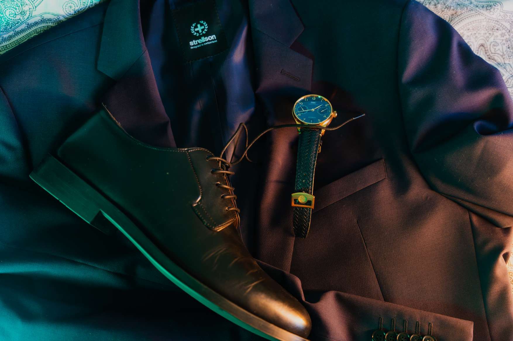 Détails du marié avant la cérémonie : montre, chaussures et veste