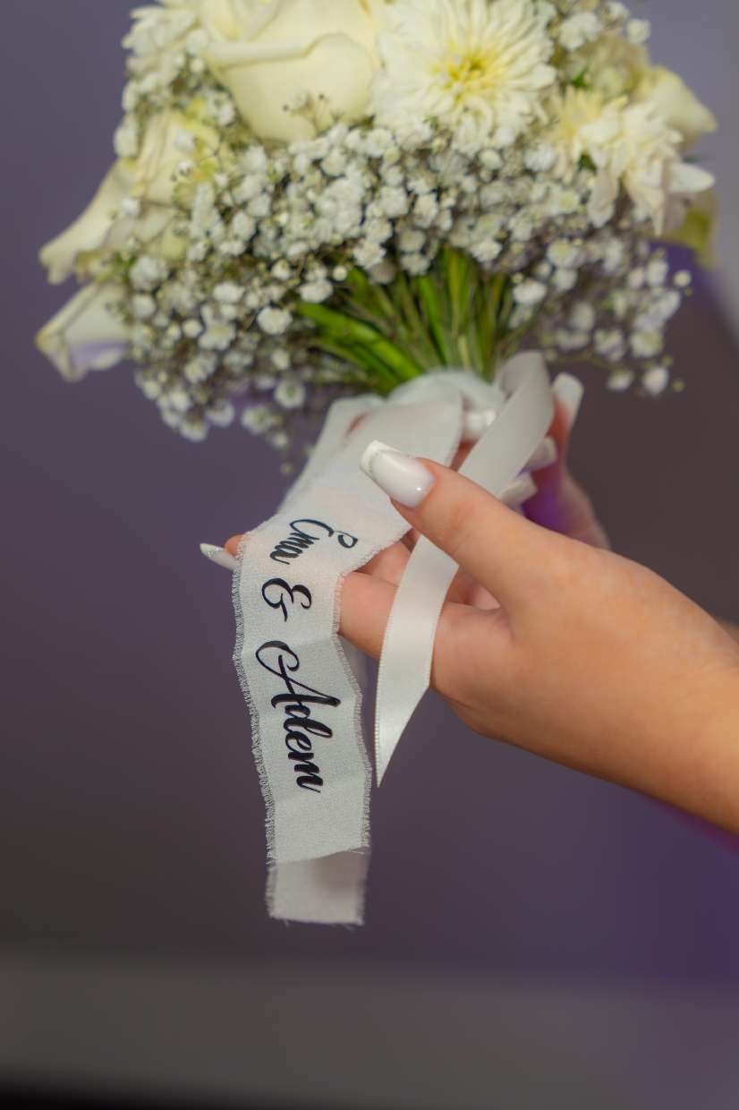 Le bouquet de gypsophile de la mariée, noué d’un ruban brodé