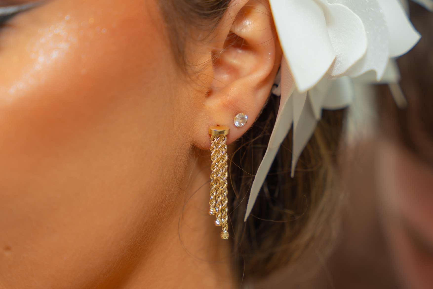 Boucle d’oreille de la mariée, une fleur blanche dans les cheveux