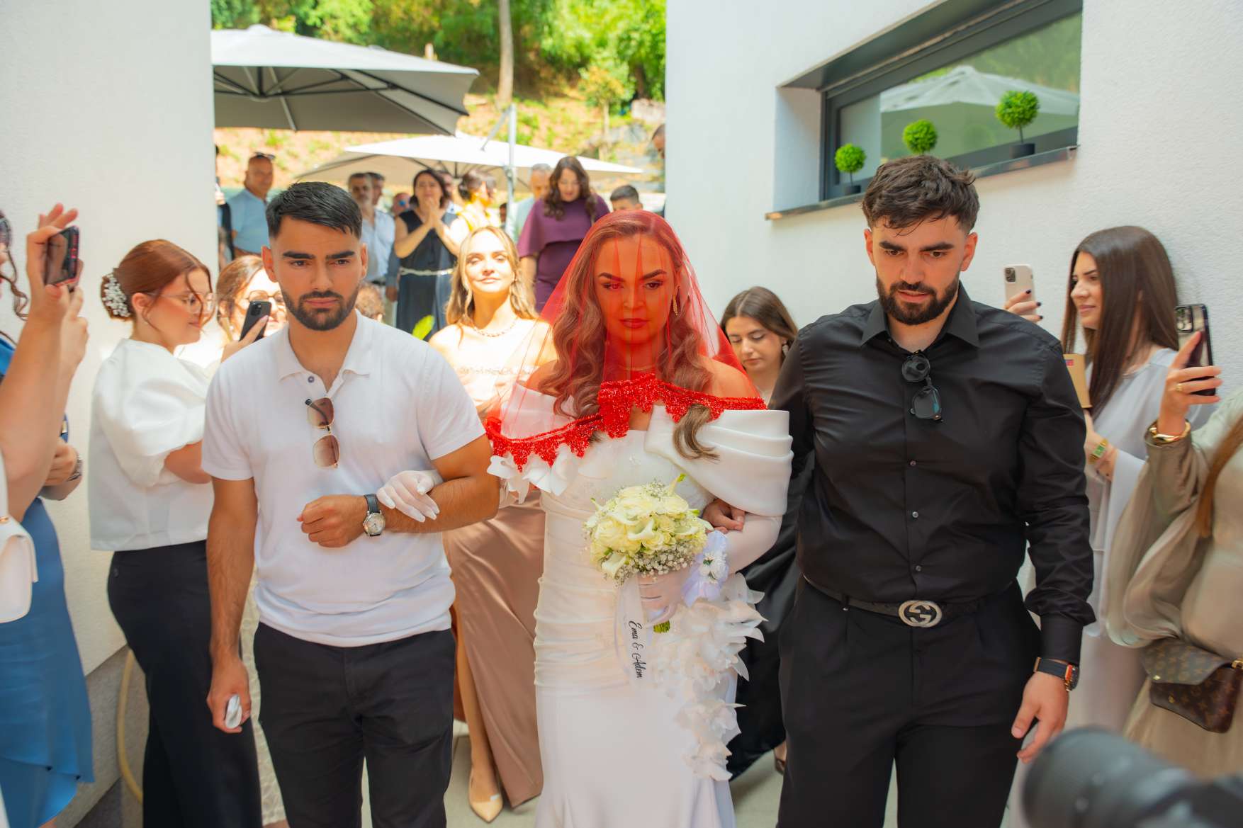 Arrivée de la mariée entourée des invités