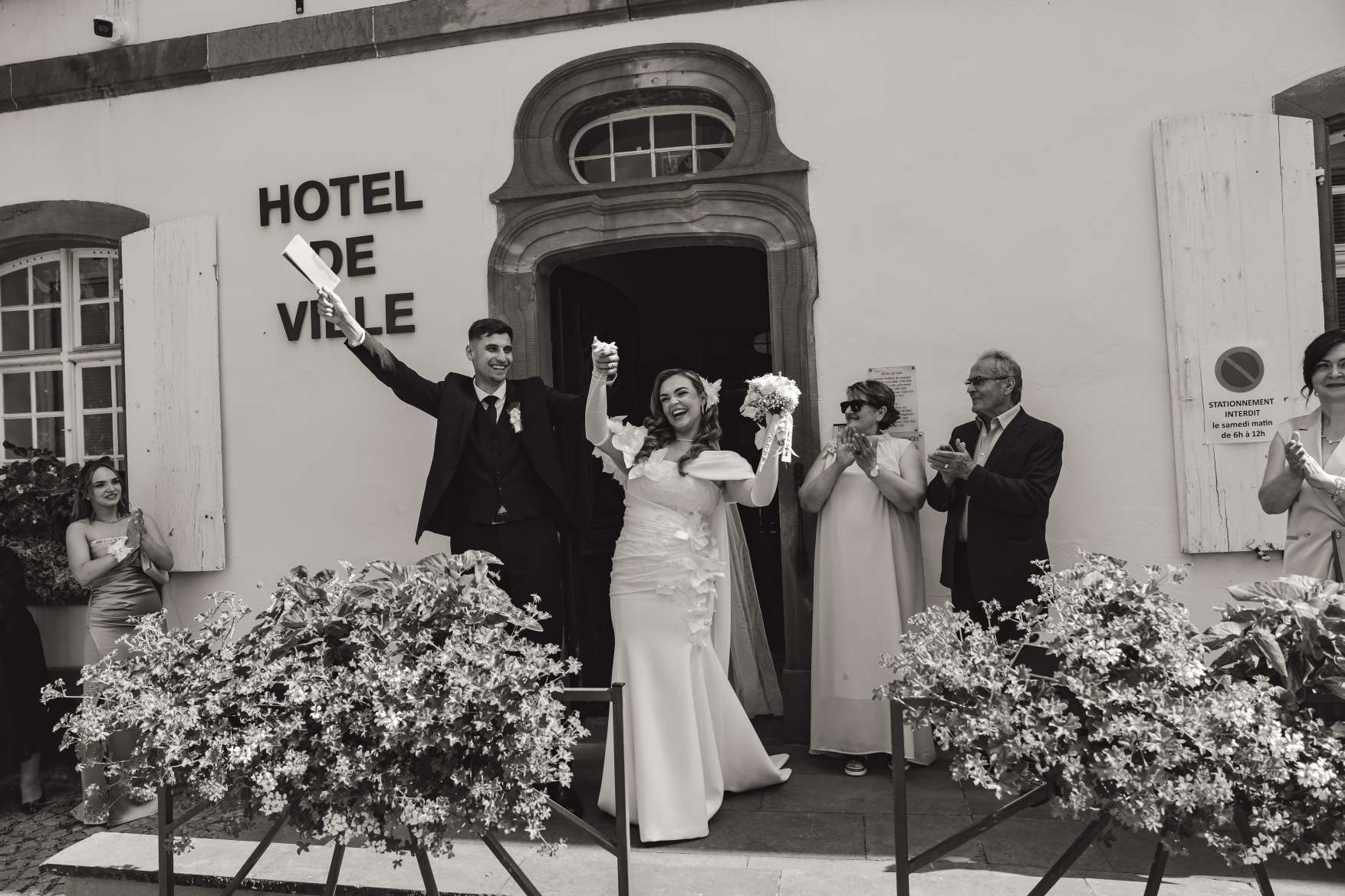 Sortie des mariés de l’hôtel de ville, en noir et blanc